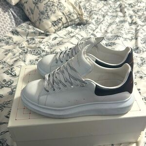 I am selling these Alexander McQueen’s size 9 only only used ones